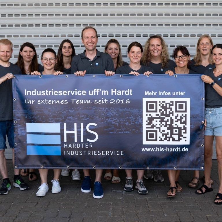 Das HIS-Team Das Team von HIS abgebildet vor einer Lagerhalle